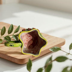 Personalisierte Keramiktasse: Einzigartiges Kunstwerk, individuell gestaltete Tasse, apfelgrüne Alltagstasse.