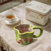 Personalisierte Keramiktasse: Einzigartiges Kunstwerk, individuell gestaltete Tasse, apfelgrüne Alltagstasse.