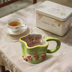 Personalisierte Keramiktasse: Einzigartiges Kunstwerk, individuell gestaltete Tasse, apfelgrüne Alltagstasse.