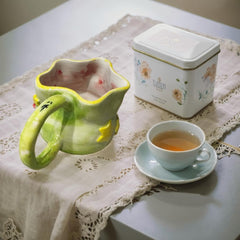 Personalisierte Keramiktasse: Einzigartiges Kunstwerk, individuell gestaltete Tasse, apfelgrüne Alltagstasse.