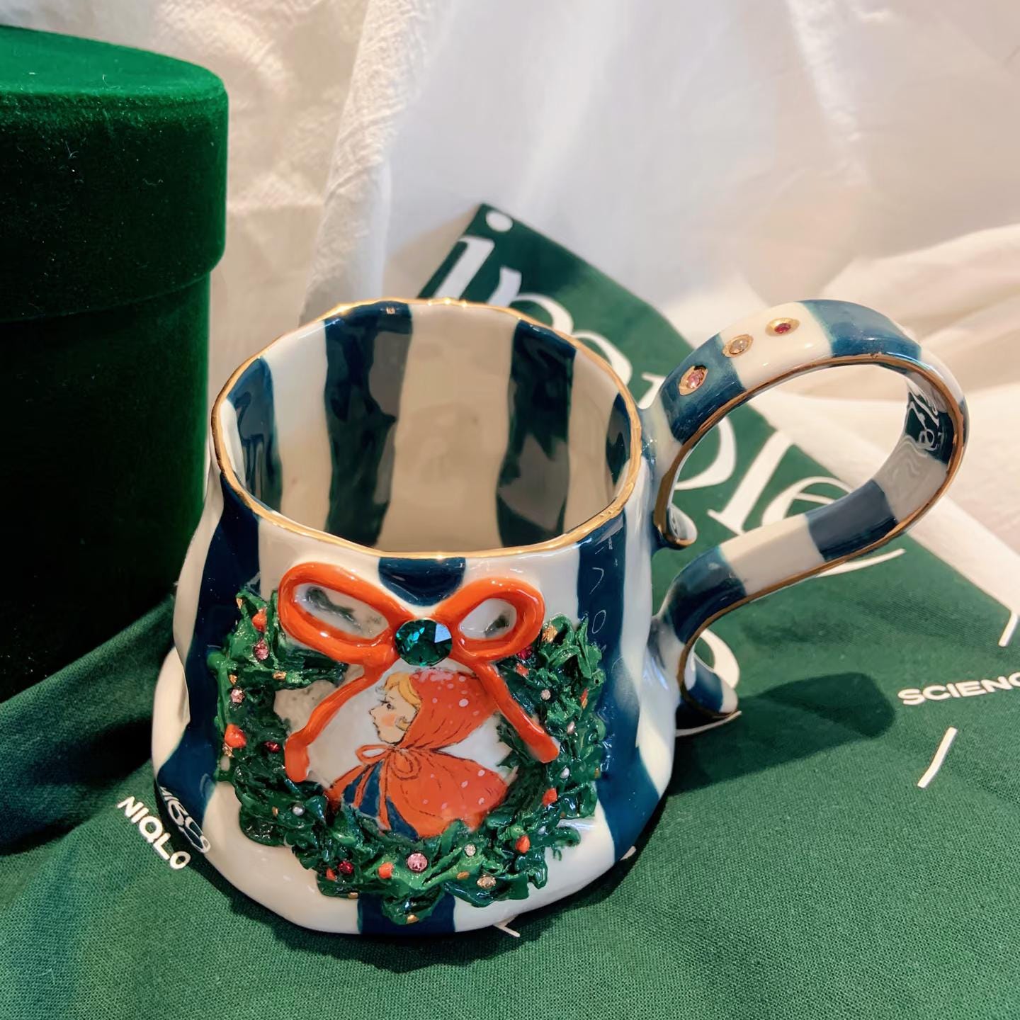 Personalisierter, handbemalter Weihnachtsbecher: Glasiertes Porzellan, individueller Name &amp; Logo