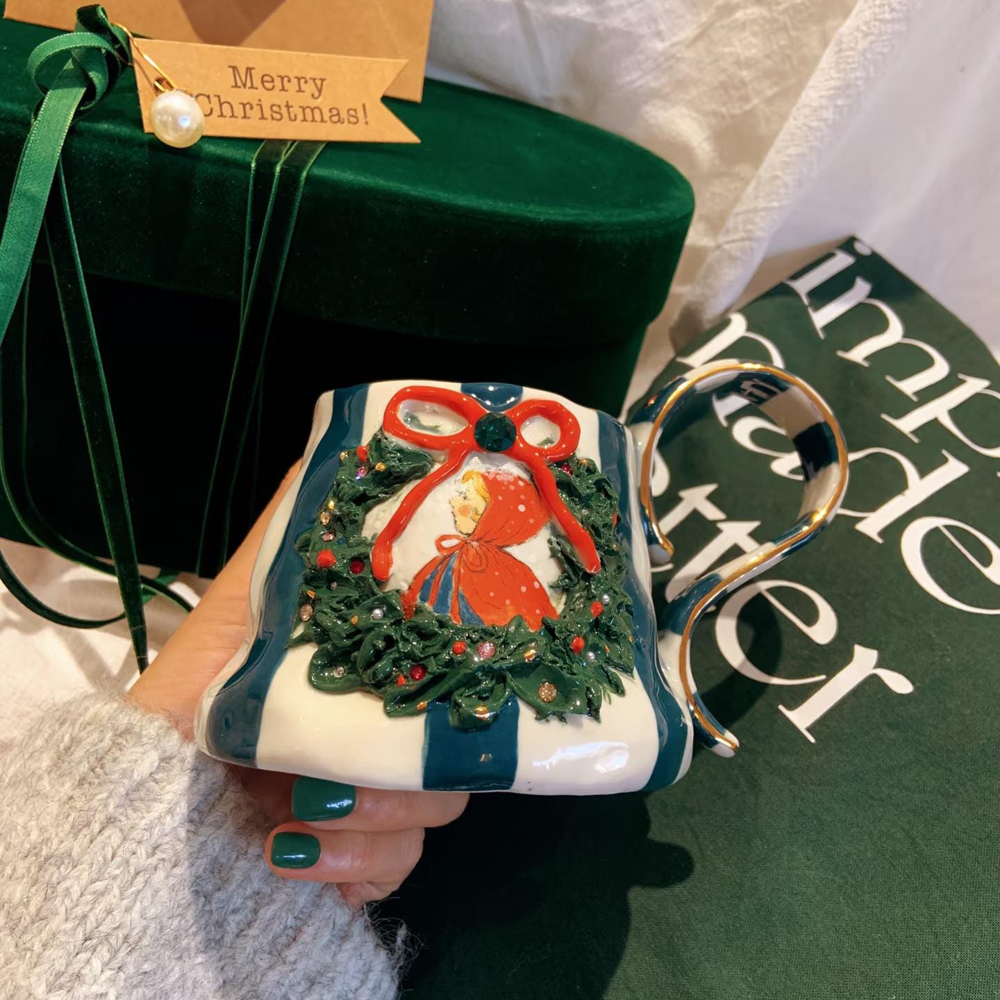 Personalisierter, handbemalter Weihnachtsbecher: Glasiertes Porzellan, individueller Name &amp; Logo