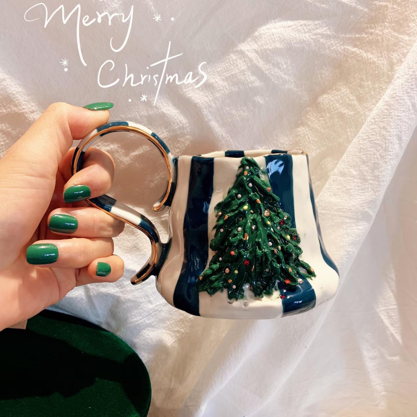 Personalisierter, handbemalter Weihnachtsbecher: Glasiertes Porzellan, individueller Name &amp; Logo