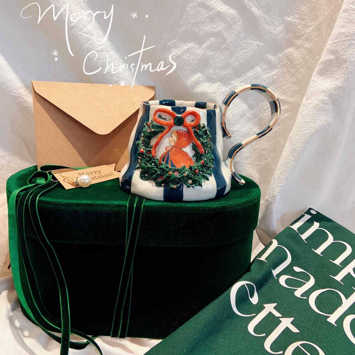 Personalisierter, handbemalter Weihnachtsbecher: Glasiertes Porzellan, individueller Name &amp; Logo