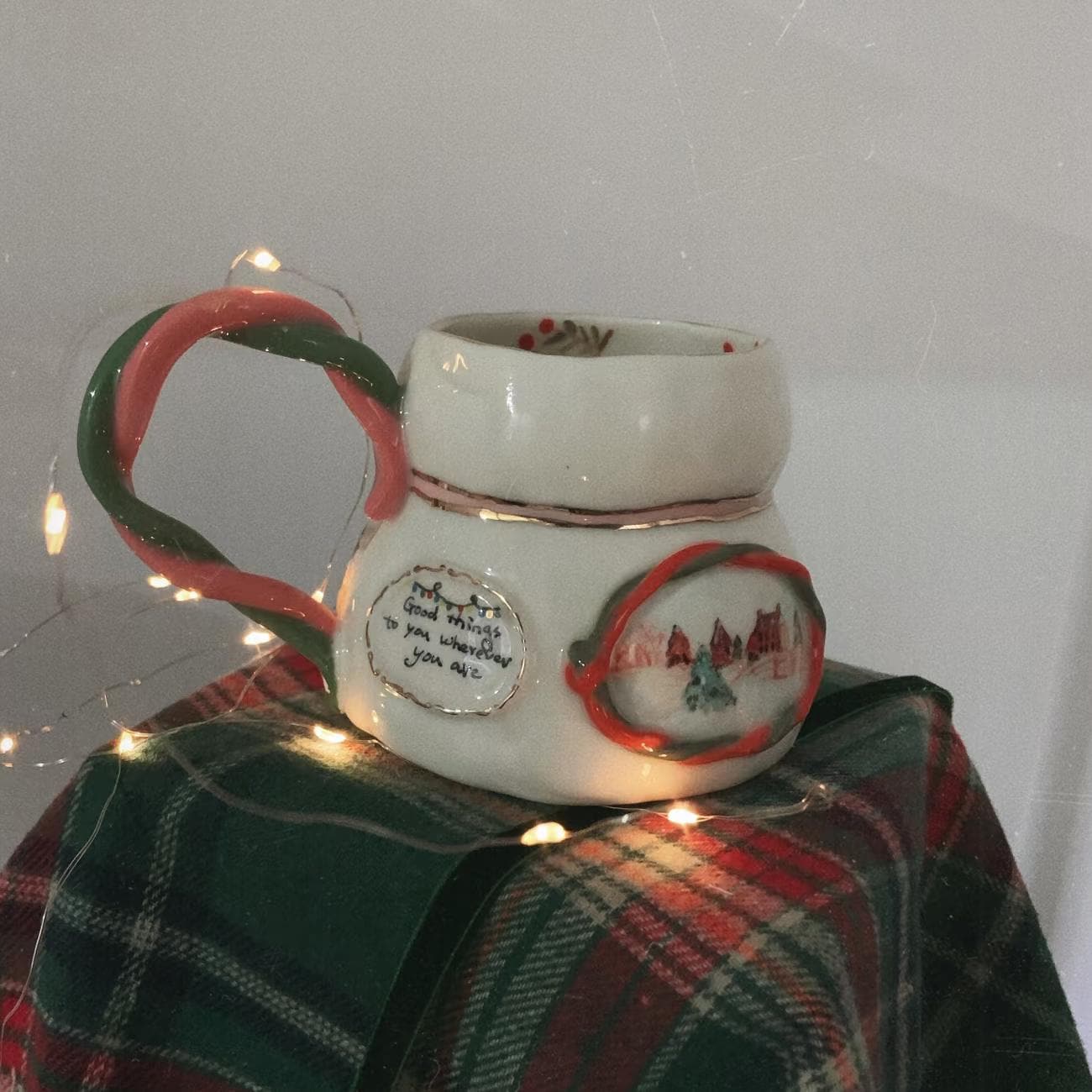 Handbemalter Weihnachtsbecher: Personalisiertes Porzellangeschenk für Mama/Kollegin