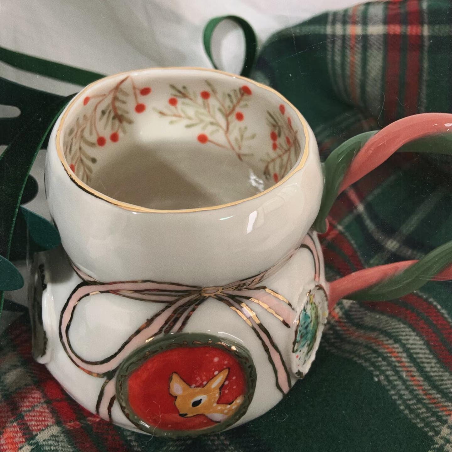 Handbemalter Weihnachtsbecher: Personalisiertes Porzellangeschenk für Mama/Kollegin