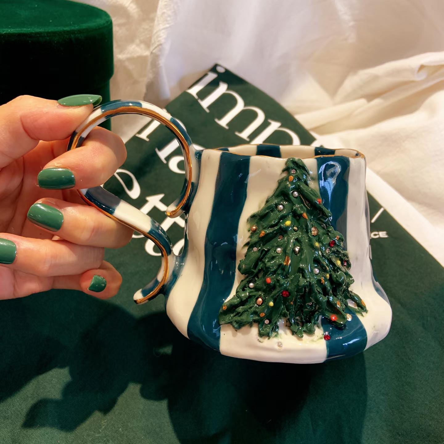 Personalisierter, handbemalter Weihnachtsbecher: Glasiertes Porzellan, individueller Name &amp; Logo