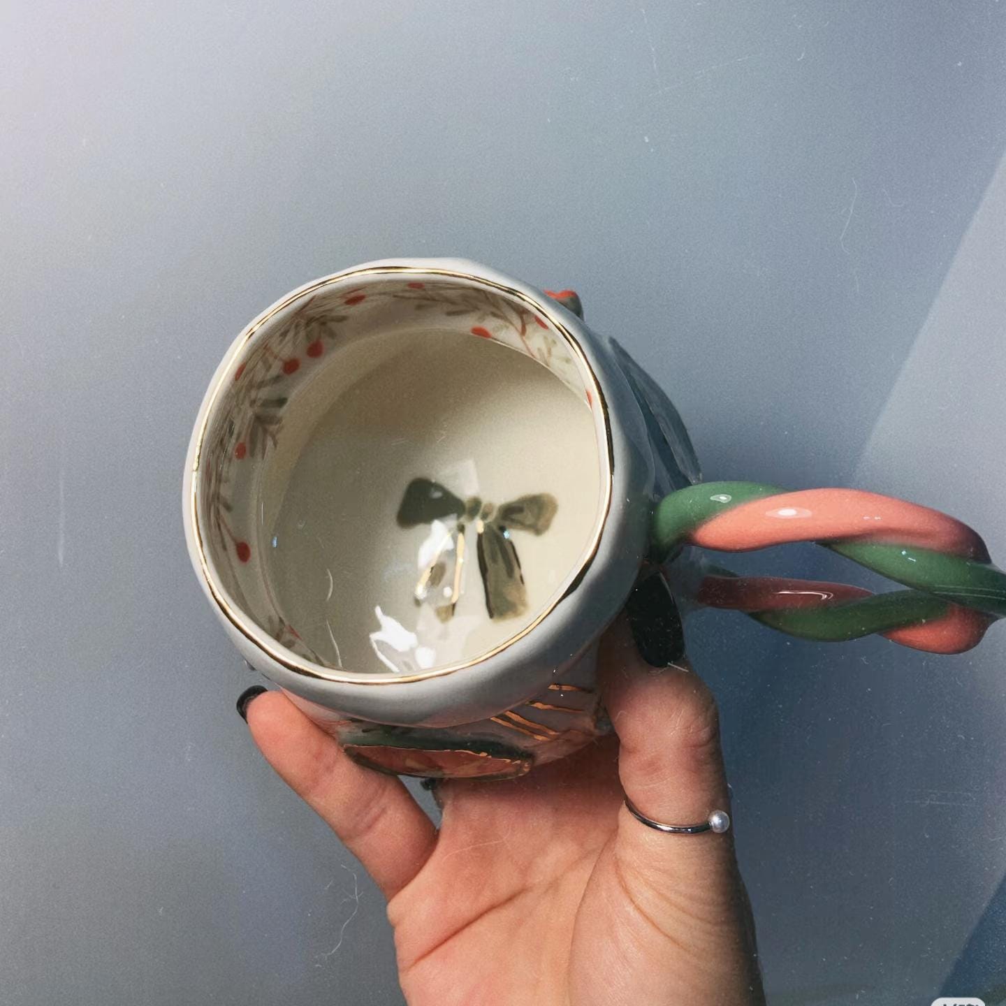 Handbemalter Weihnachtsbecher: Personalisiertes Porzellangeschenk für Mama/Kollegin